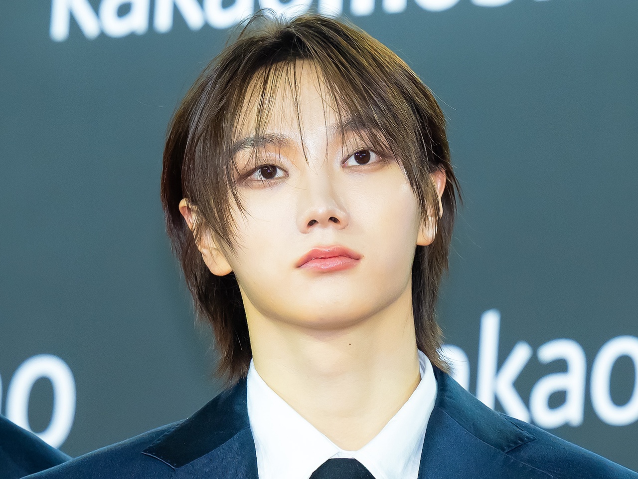 王子様降臨！BOYNEXTDOOR・ソンホ、白スーツ×金髪で放つ圧倒的オーラ「麗しい…」【PHOTO】