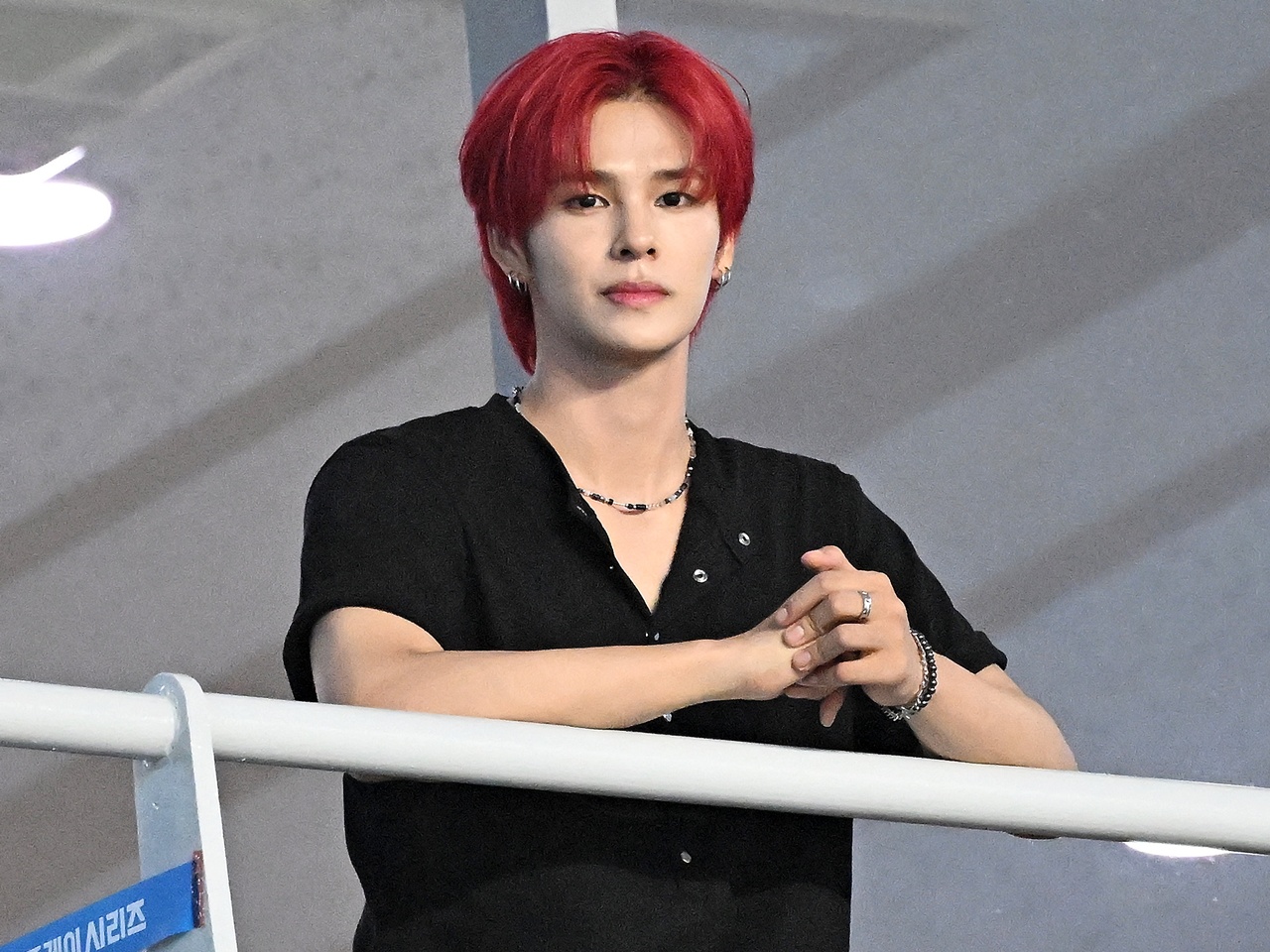 CRAVITY・セリム、赤髪際立つスタイルでサッカー観戦！真剣な眼差しに“ときめき”続出…【独自写真】