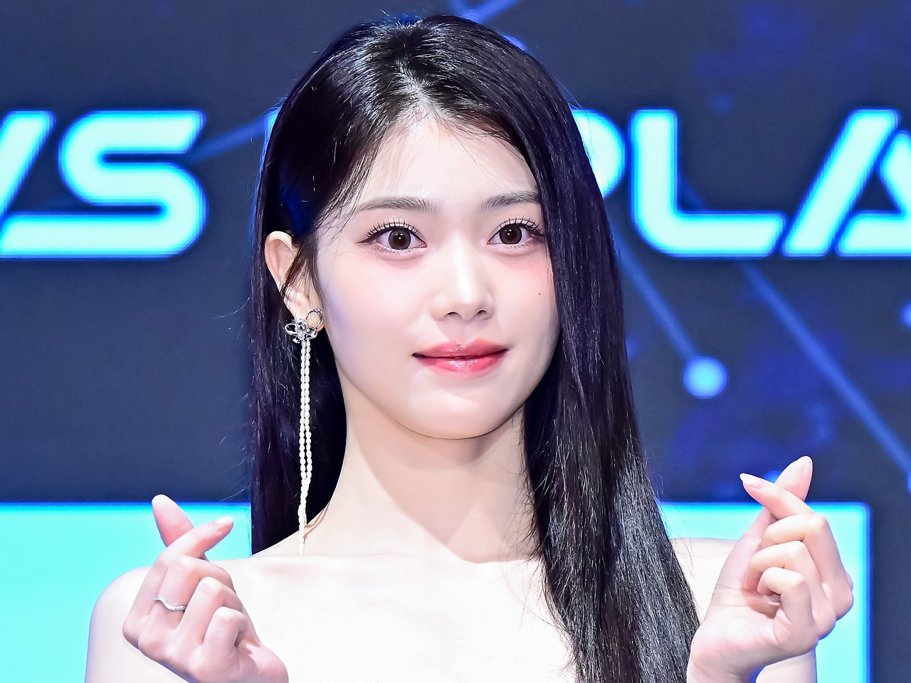 Kep1er・シャオティン、縦線くっきりウエスト＆美デコルテの圧巻スタイル「ビジュ担の女神」【PHOTO】