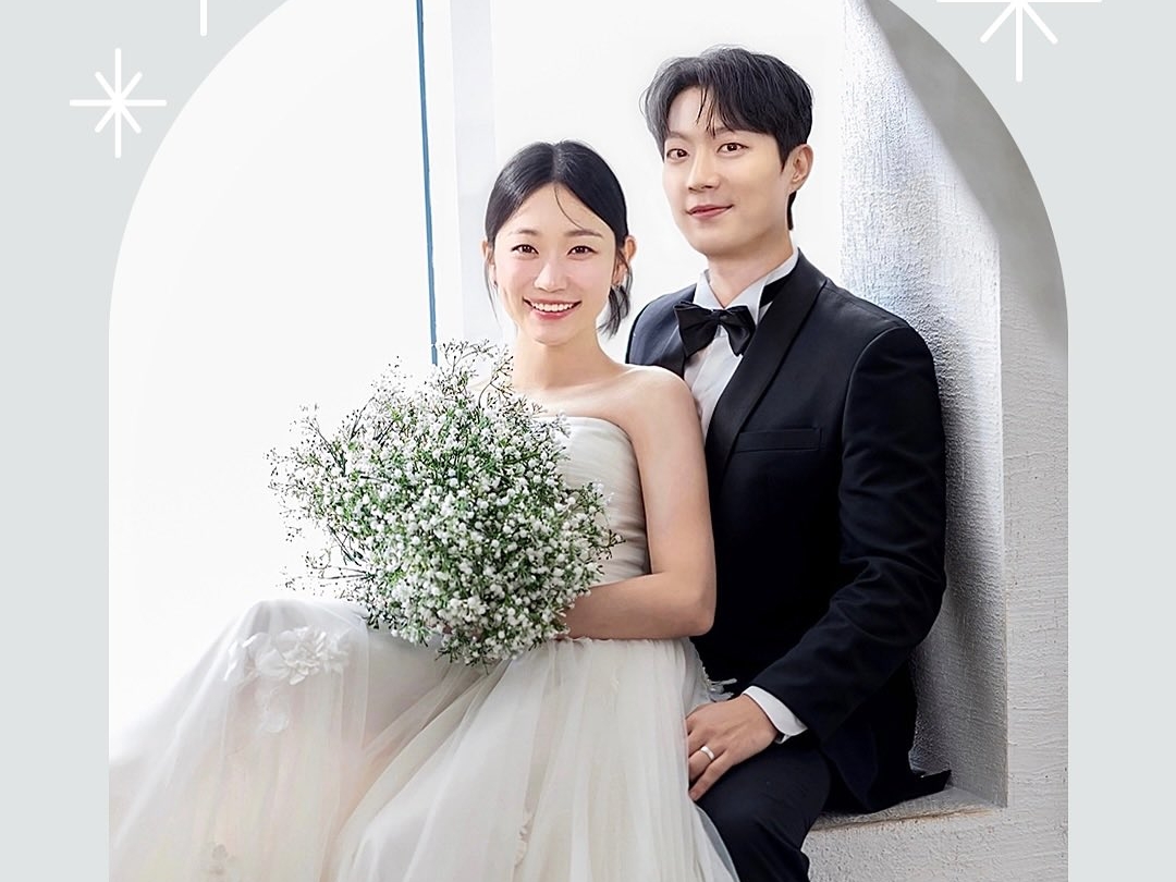 結婚式の招待状を公開!?HIGHLIGHTユン・ドゥジュン＆女優キム・スルギ、リアルすぎる“夫婦ショット”が話題