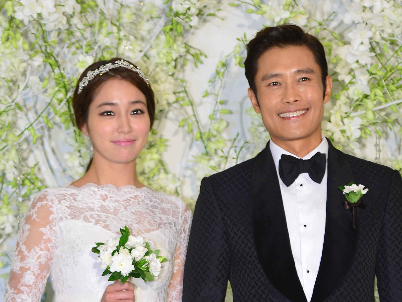 “イ・ビョンホンの妻”女優イ・ミンジョン、結婚記念日に息子の試合観戦！微笑ましい日常公開