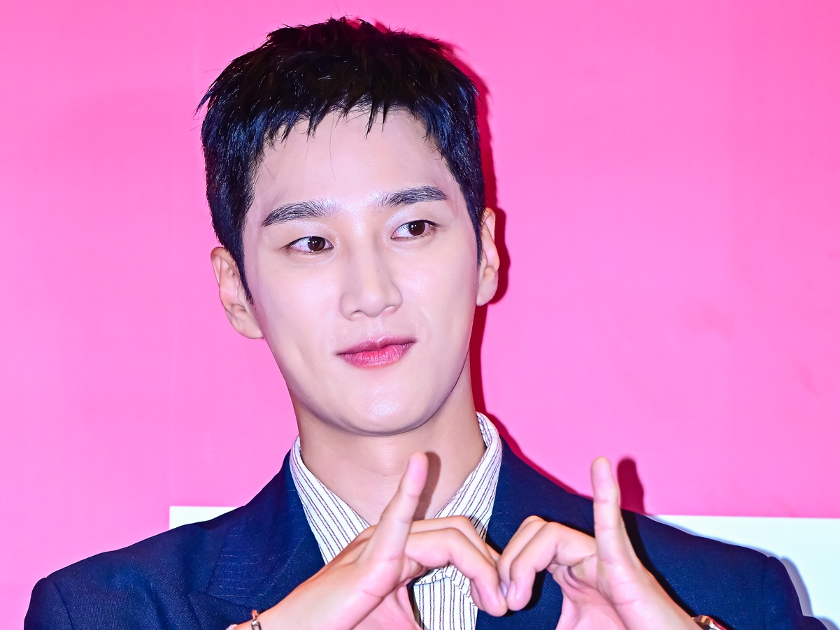 BLACKPINKメンバーと公開恋愛の過去も！俳優アン・ボヒョン、理想のタイプを告白「明るくて…」