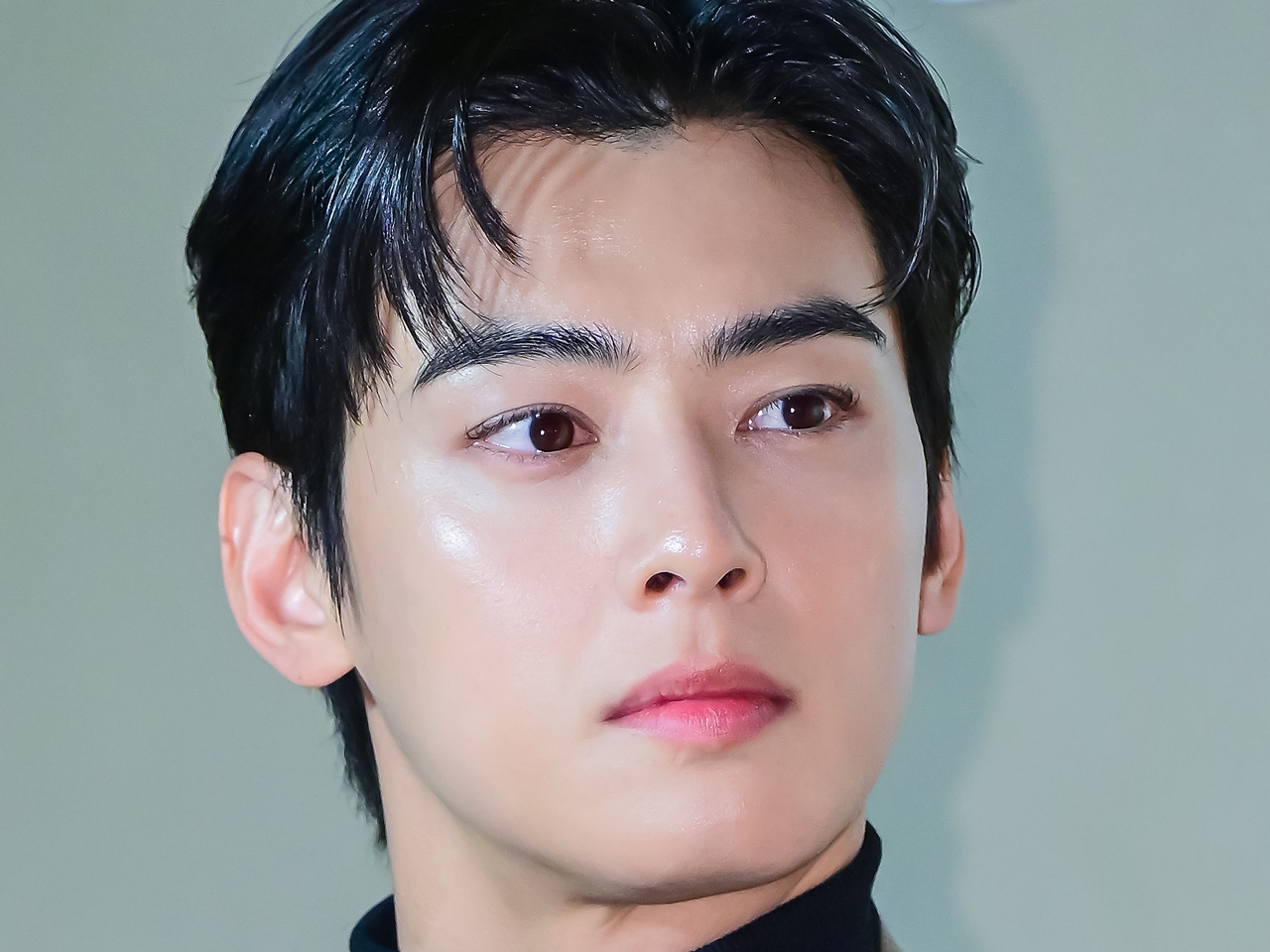 「顔天才」の髪がバリカンでさっぱり…兵役中のチャウヌ、“丸刈り”にされる過程を赤裸々公開