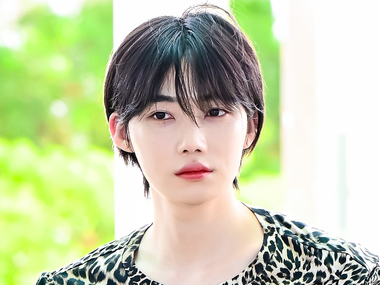 THE BOYZ・ニュー、ヒョウ柄Tシャツで存在感抜群！唯一無二のファッションセンスを披露【PHOTO】