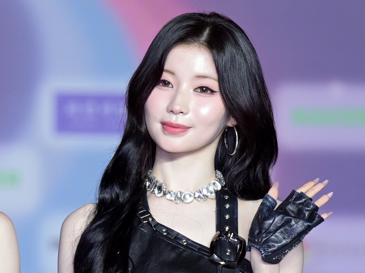 BABYMONSTER・アサ、妖艶な“小悪魔的”魅力から抜け出せない！叱られたくなる黒ミニワンピ姿【PHOTO】