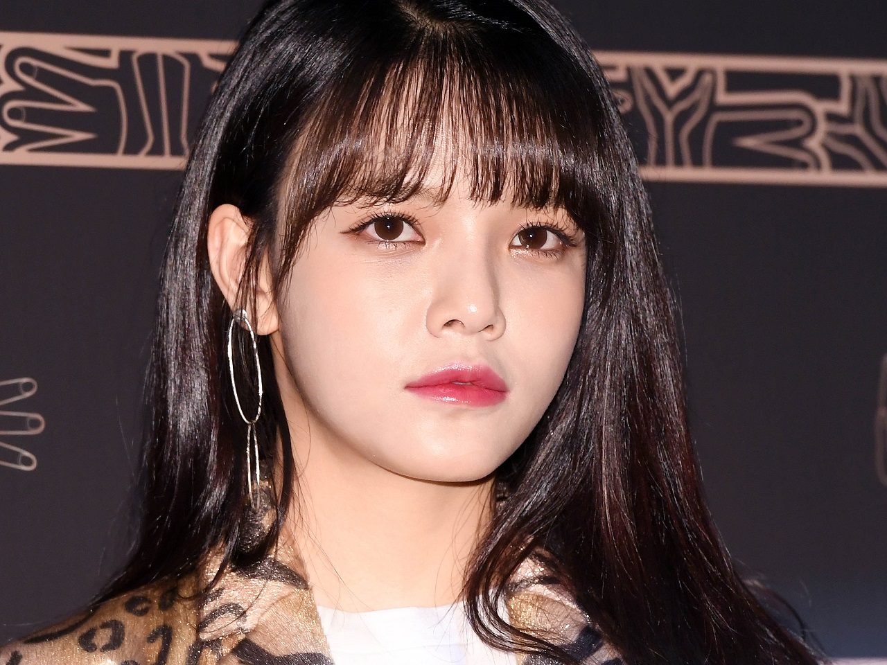 同じメンバーへの10年にわたる“いじめ”で脱退した元K-POPアイドル、おへそ丸出しのウエストラインで話題【PHOTO】