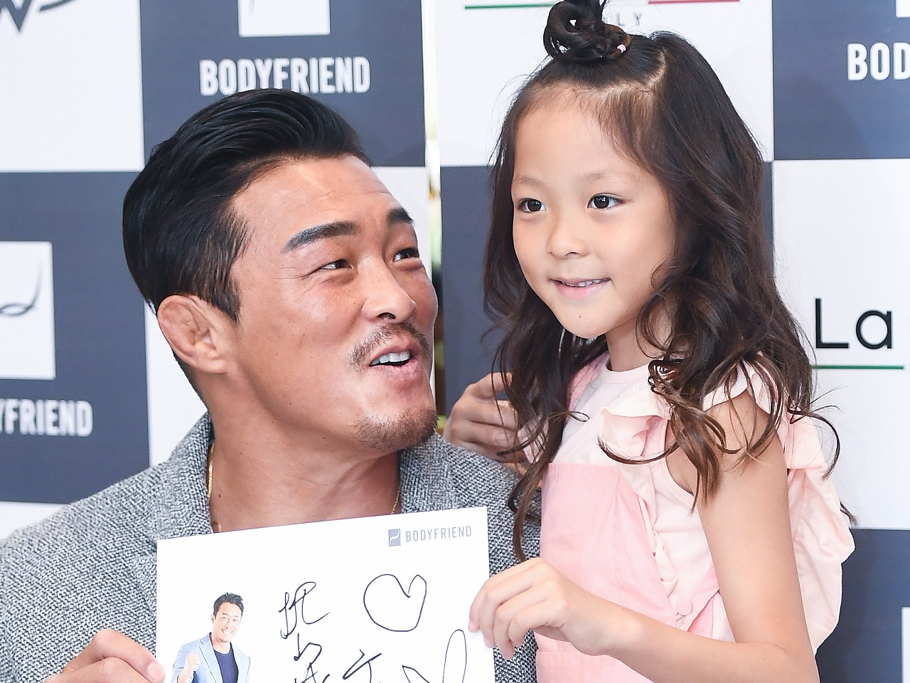 本当に13歳？秋山成勲とSHIHOの娘サランちゃん、170cmのモデル体型に成長　「うれしいのに、なぜか寂しい」