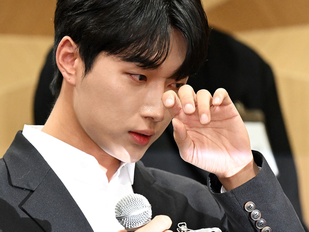 むしろメンバーから“強制わいせつ”されたと訴えた女性理事、ついに検察に送致…OMEGA X、涙の記者会見から2年半