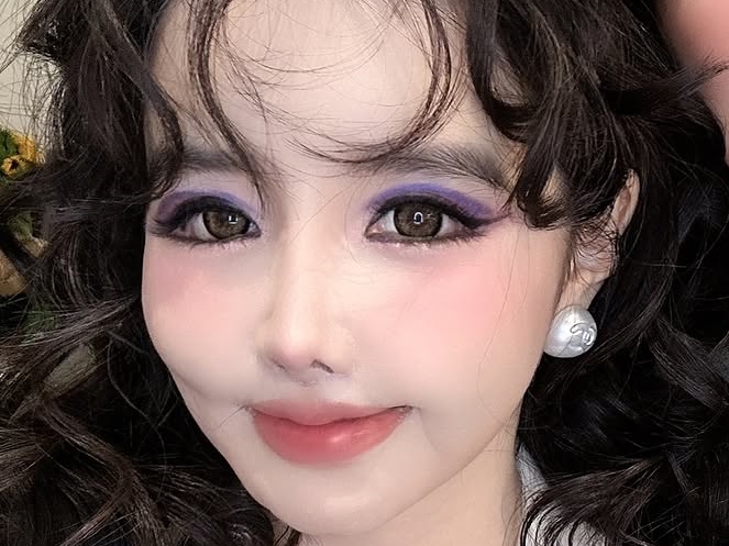 豊満な胸元にも注目…整形説や顔の変化ばかりが先行して語られてきた韓国アイドル、華やかビジュ【PHOTO】