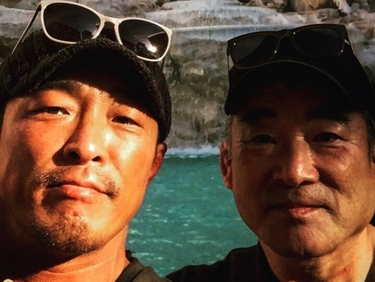 秋山成勲の父チュ・ゲイさんがこの世を去って2年…妻SHIHOも義父との別れに悲しみ