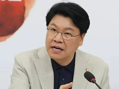 “性的暴行疑惑”の韓国元議員が57歳で死去、大統領側近も務めた重鎮…ラッパーの息子は問題行動多数