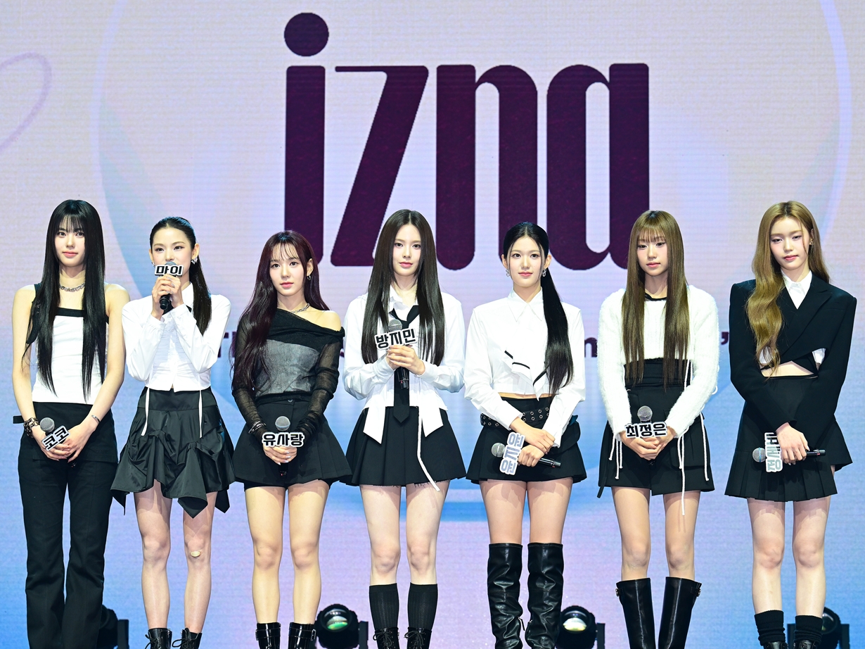 izna、TEDDYプロデュースの新曲『BEEP』初披露！ポップでラブリーなステージに注目