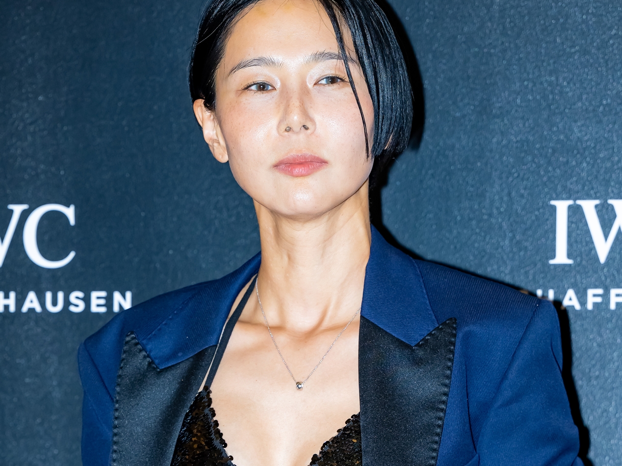 服それだけ？　“10億円ビルオーナー”の韓国女性芸人、超ミニで7月の暑さを吹き飛ばす