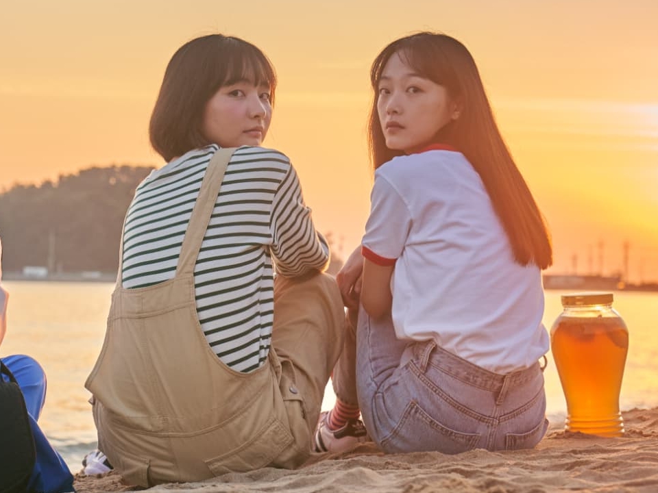 世紀末を生きる2人の少女を描いた『私たちは天国には行けないけど、愛することはできる』が3月に日本公開