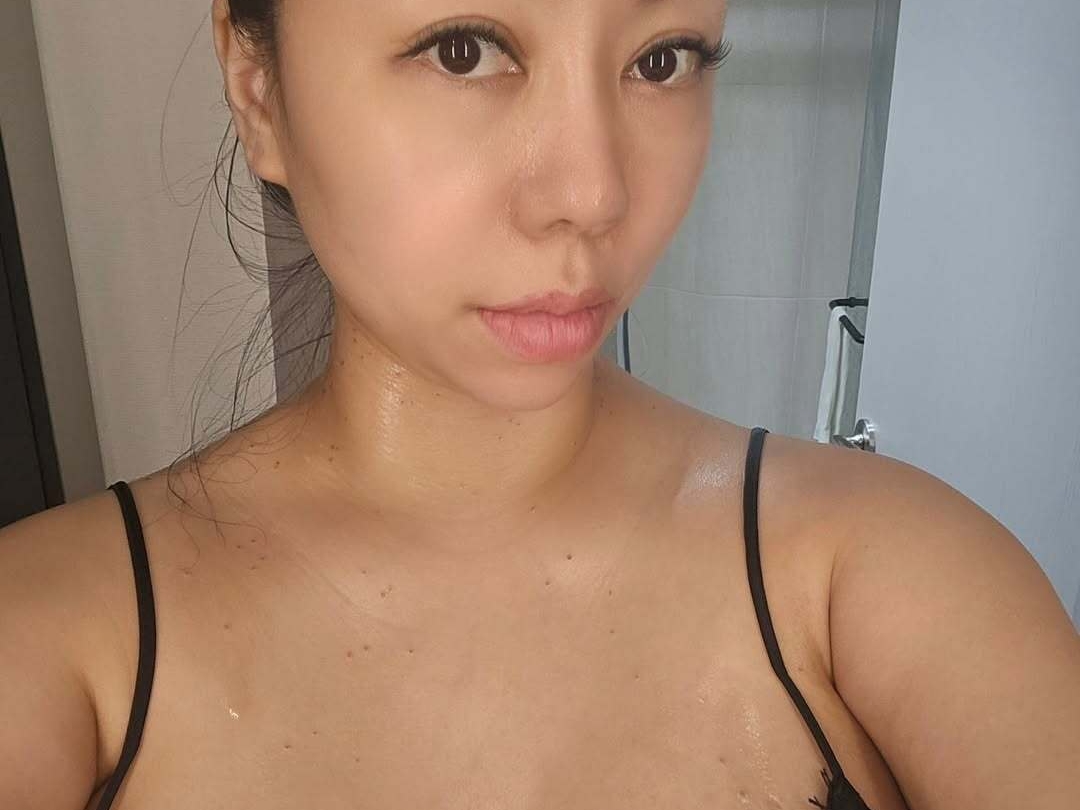 胸元大胆ドレスでタトゥー除去を報告、韓国恋リア出演女性が傷を披露　暴行・偽物出品騒動でも話題