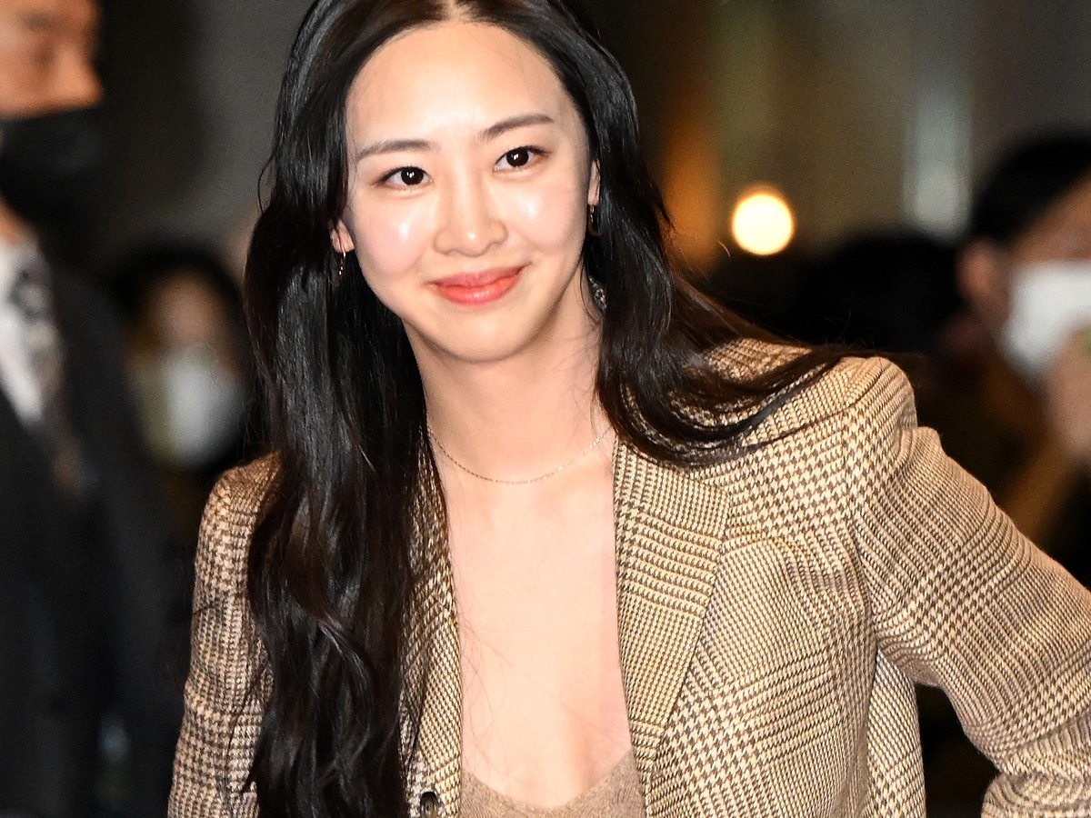 “ピース”もダメ、元アイドルが何気ない旅行写真を即削除　敏感にならざるを得ない韓国芸能界