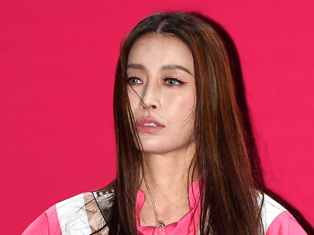 加害者の“身分証”晒して激怒、歌手ファンボが法的措置予告「他人の金をむしり取って」