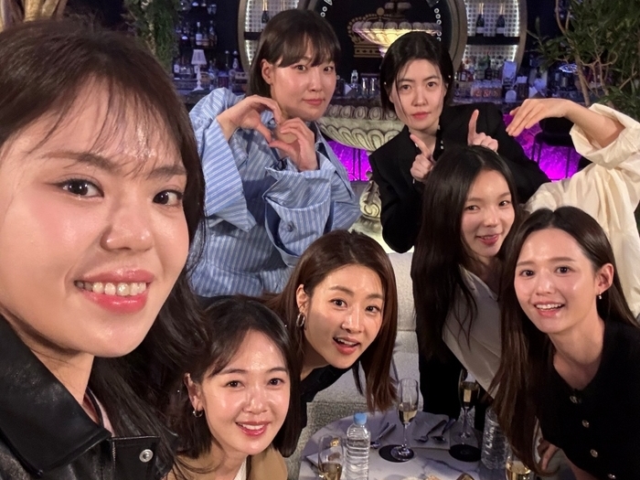 『地面師』監督がリメイクした韓国名作映画、出演者が14年ぶり再集結で話題に！新番組で“友情旅行”へ