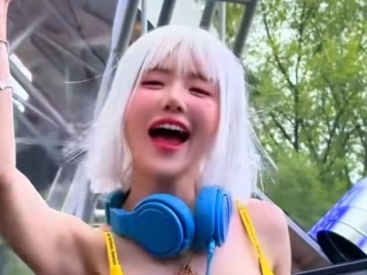 “秘部”ギリギリの大胆衣装で復活！DJ SODA、頭髪トラブル経て白髪ウィッグ姿で“圧巻プレイ”