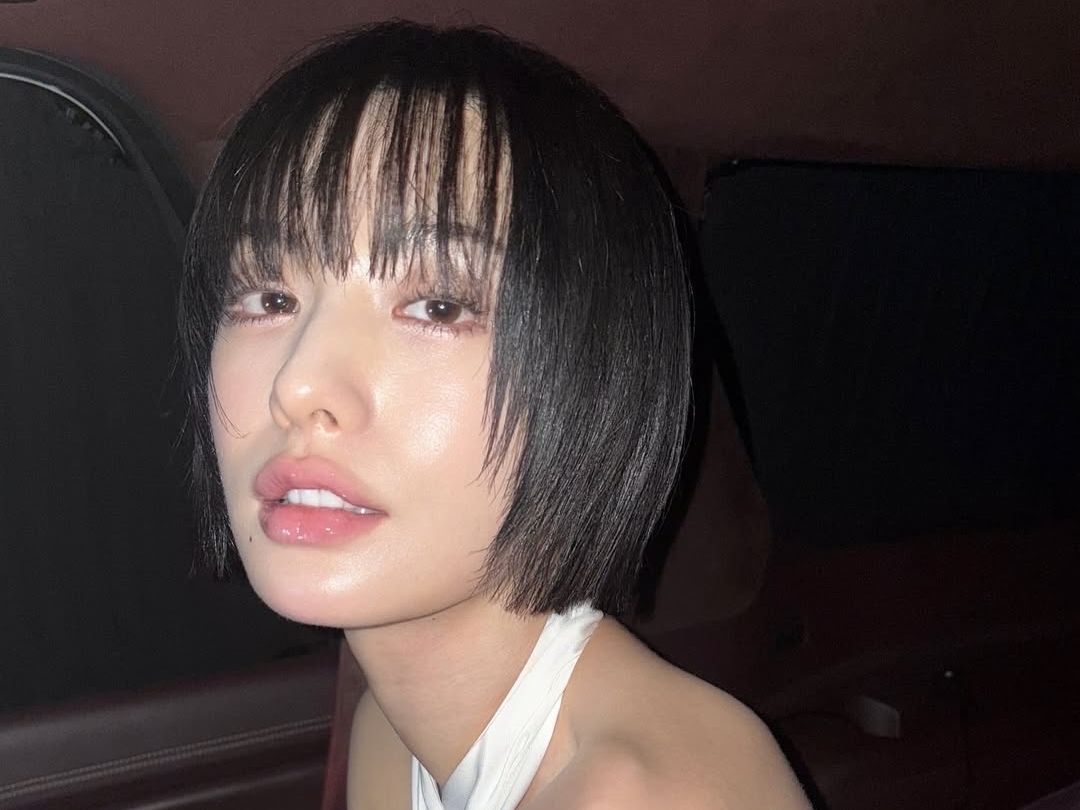 【写真】胸の谷間に残るタトゥー痕…「バカみたい」と除去告白のナナ、“キワドイ”ドレス姿披露