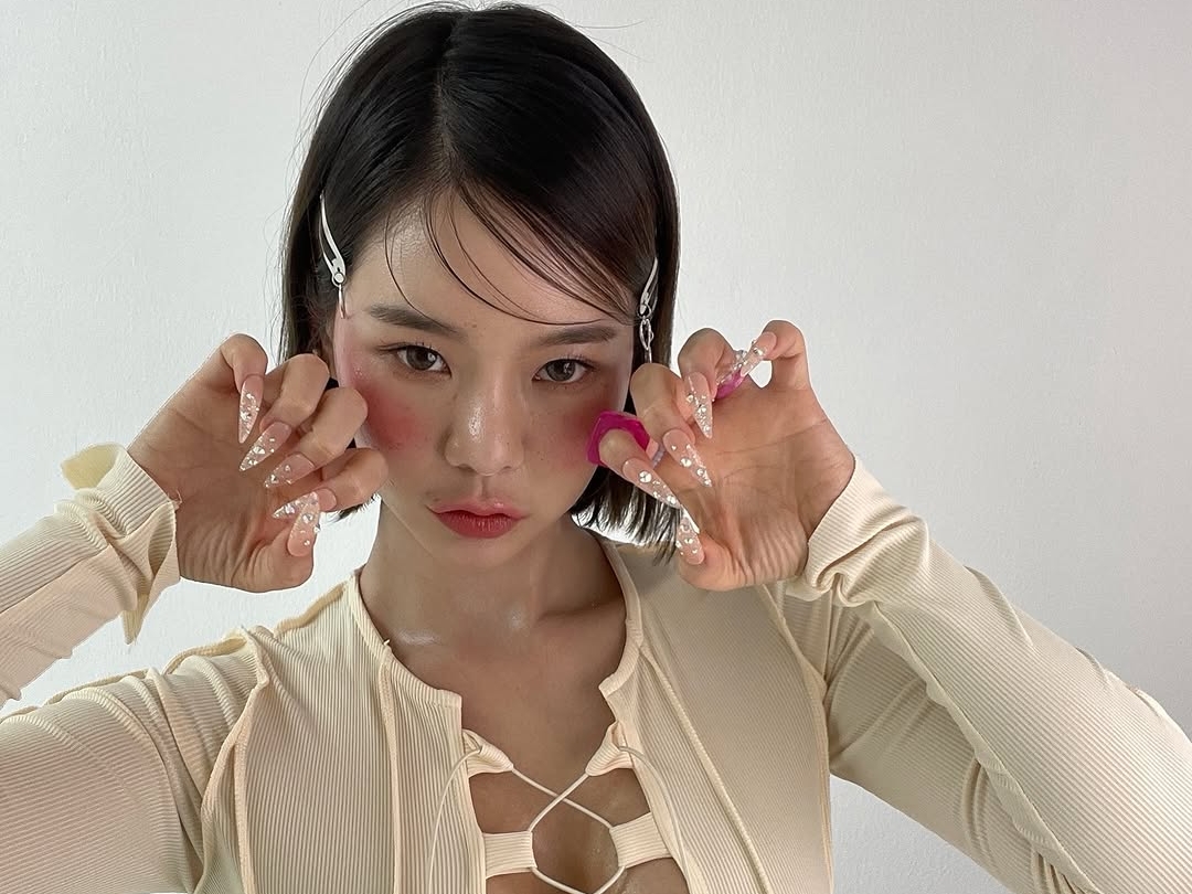 “韓国で最もグラマラス”な女性芸人も話題の「ジブリ風」に挑戦！自慢のスイムウェアスタイルを変換【PHOTO】