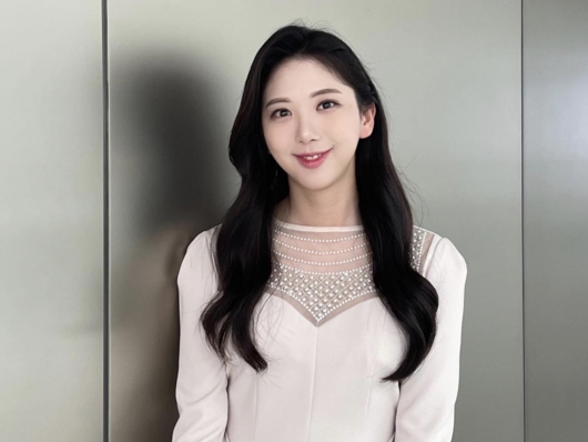 原稿用紙17枚分、“職場いじめ”訴えるメッセージ発見…突然この世を去った、NiziUメンバーと同期の韓国女性気象キャスター