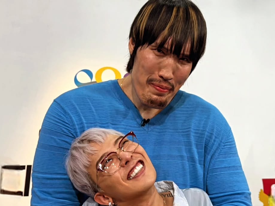 G-DRAGONの「笑ってはいけない誕生日パーティー」で“218cm”チェ・ホンマンがバックハグ！【PHOTO】