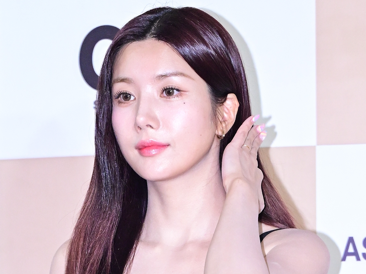 ふ、服着てる!? クォン・ウンビが錯覚ヌーディートーンで魅了！破格衣装に注目【PHOTO】