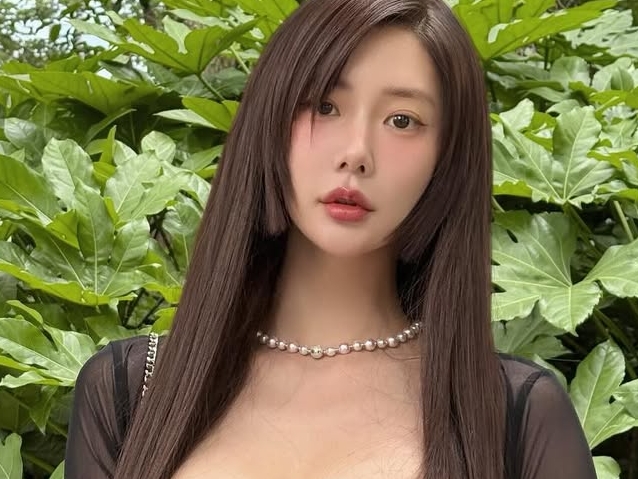  “重量級バスト”が爆発寸前のクララ、ブラトップがもはや耐久テスト状態に　目が離せない存在感