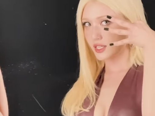 色気に満ち満ちたシルエットに注目…ブロンドK-POP歌手の大胆衣装、ホットパンツも眼福