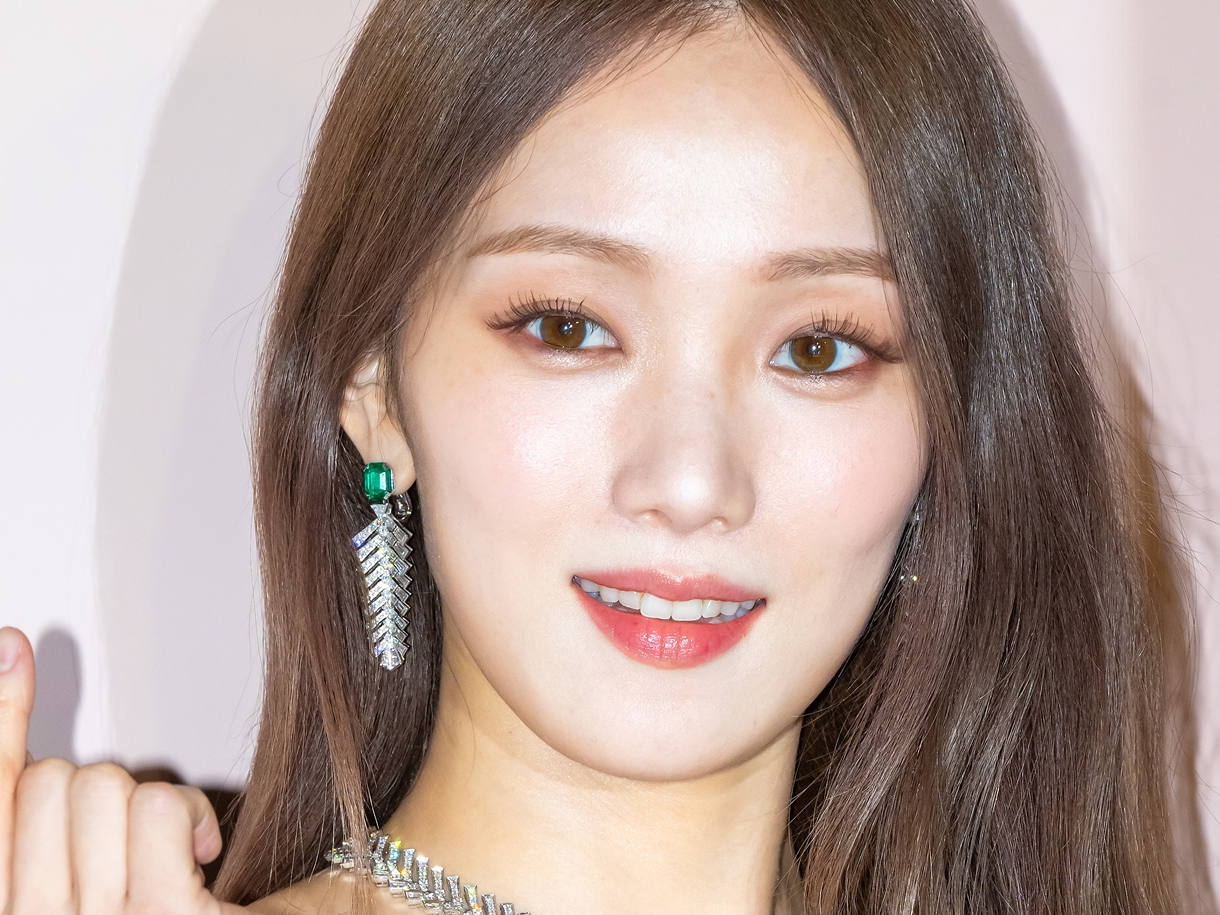 “密着ニット”で際立つ抜群グラマラスボディ！日本CM出演の韓国女優、気品漂うオトナプリンセスに