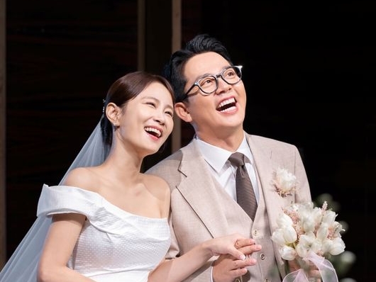 1200人の前で誓った永遠の愛…韓国芸人カップルが大規模結婚式で夫婦に「芸人らしく楽しい二人に」