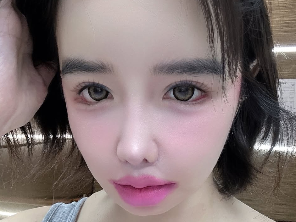 「顔変わりすぎて悲しい…」40代レジェンドK-POPアイドルの近影に賛否両論、“人形ビジュ”は是か非か