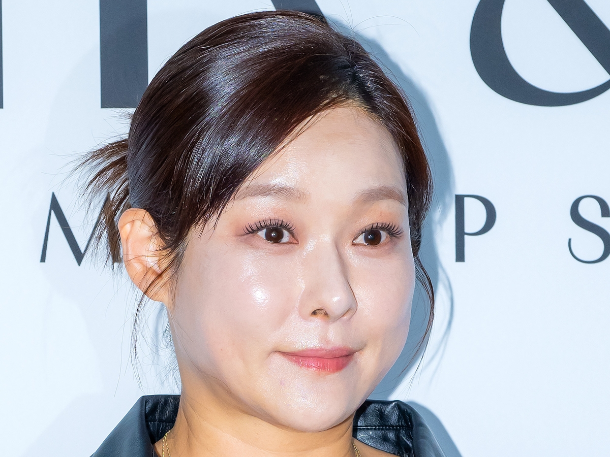 韓国未流通のブランドノベルティを転売？突然の疑惑を女性タレントが説明…業者も登場