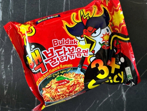 中国の“パクり癖”がまたも炸裂か…日本でも人気の韓国インスタント麺の精巧すぎるニセモノが話題