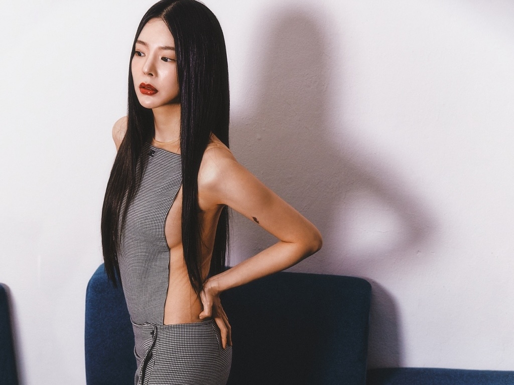 まさかのノーブラ＆生肌コートで話題をかっさらった韓国歌手、“彼シャツ”のパンツレススタイルで魅了【PHOTO】