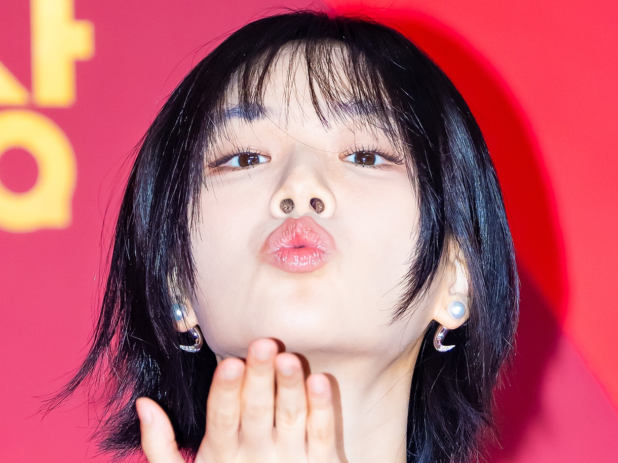 「デビュー前に整形せず後悔」発言が話題に、韓国女性歌手が名物フォトスポットで“くびれ”アピール