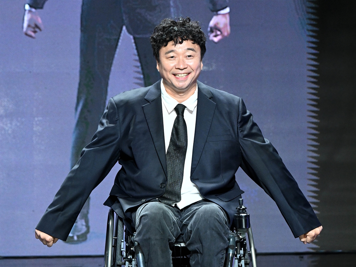 “下半身麻痺”で車椅子生活の韓国歌手、ガソリンスタンドで手伝ってもらえず激怒「商売するな」