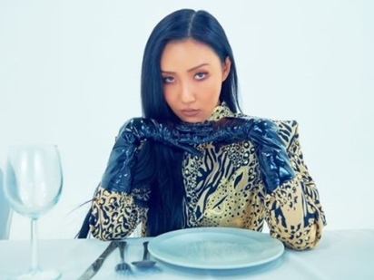 MAMAMOOファサ、ソロ曲『Maria』が依然として熱い人気！ メイン音楽チャートを総なめに