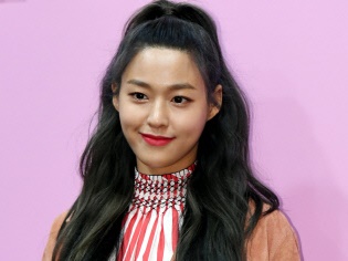 「最高にホット」AOAソリョン、真夏の“大胆私服”ではしゃぐ姿でファンを虜に！【PHOTO】