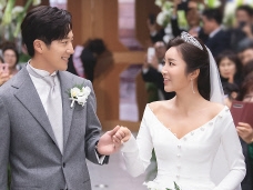 美女ゴルファーのイ・ボミが「初めての結婚記念日」をお祝い！ 腕にはブランド時計がキラリ【PHOTO】