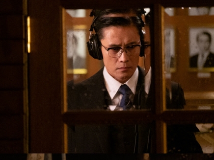 イ・ビョンホン主演の新作『南山の部長たち』の名場面が公開に!!