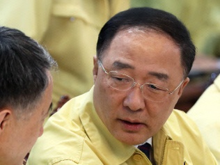 韓国の副首相「対韓輸出規制から1年、日本は進展した立場を示すこと求む」