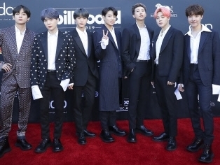 BTSがBBMAsで着用したスーツが話題!! すべて「アレキサンダー・マックイーン」