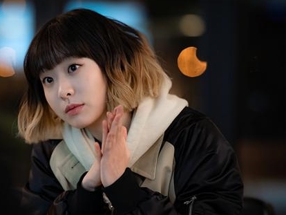 『梨泰院クラス』女優キム・ダミがデビュー3周年！ファンが用意した記念広告の前でパチリ【PHOTO】