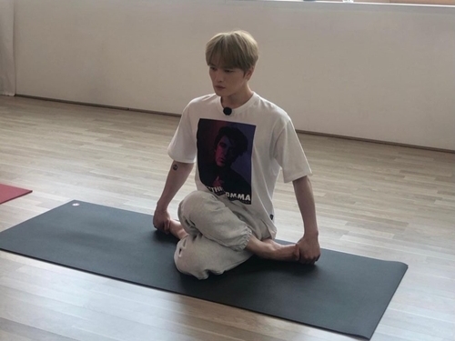 ジェジュンがヨガのポーズを…所属事務所が公開した「真剣な表情」が話題に！【PHOTO】