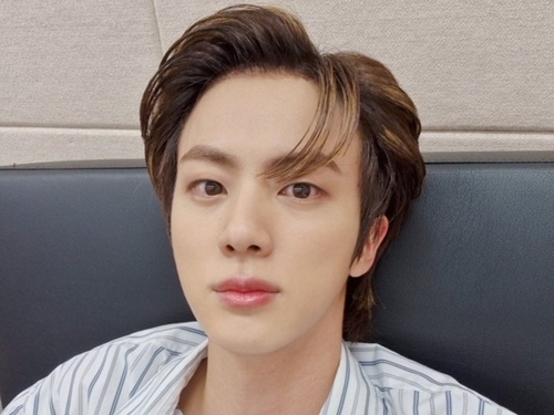 BTSのJINが“デコ出し自撮り”をサプライズ公開！ 大人の色香ただよう近況が話題【PHOTO】