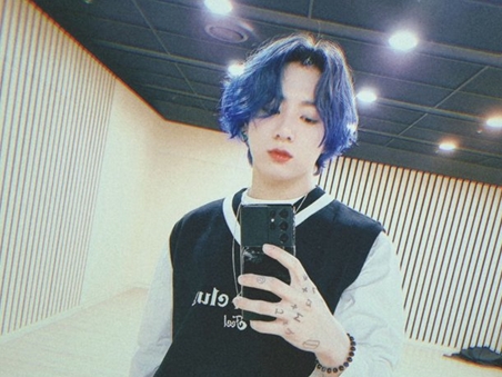 BTSのJUNG KOOK、青髪イメチェンに反響の嵐！「グクしか勝たん」「神ビジュアル」【PHOTO】
