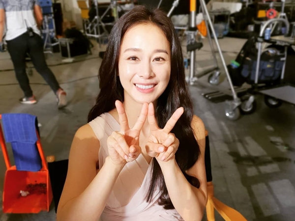 “韓国で最も美しい女優”キム・テヒ、Wピースで子供たちへの支援を呼びかけ【PHOTO】
