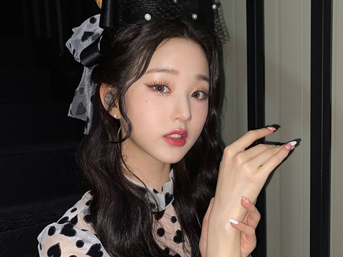 16歳とは思えない完成度！ IZ*ONEチャン・ウォニョン、新衣装で「驚異の美脚」を強調【PHOTO】